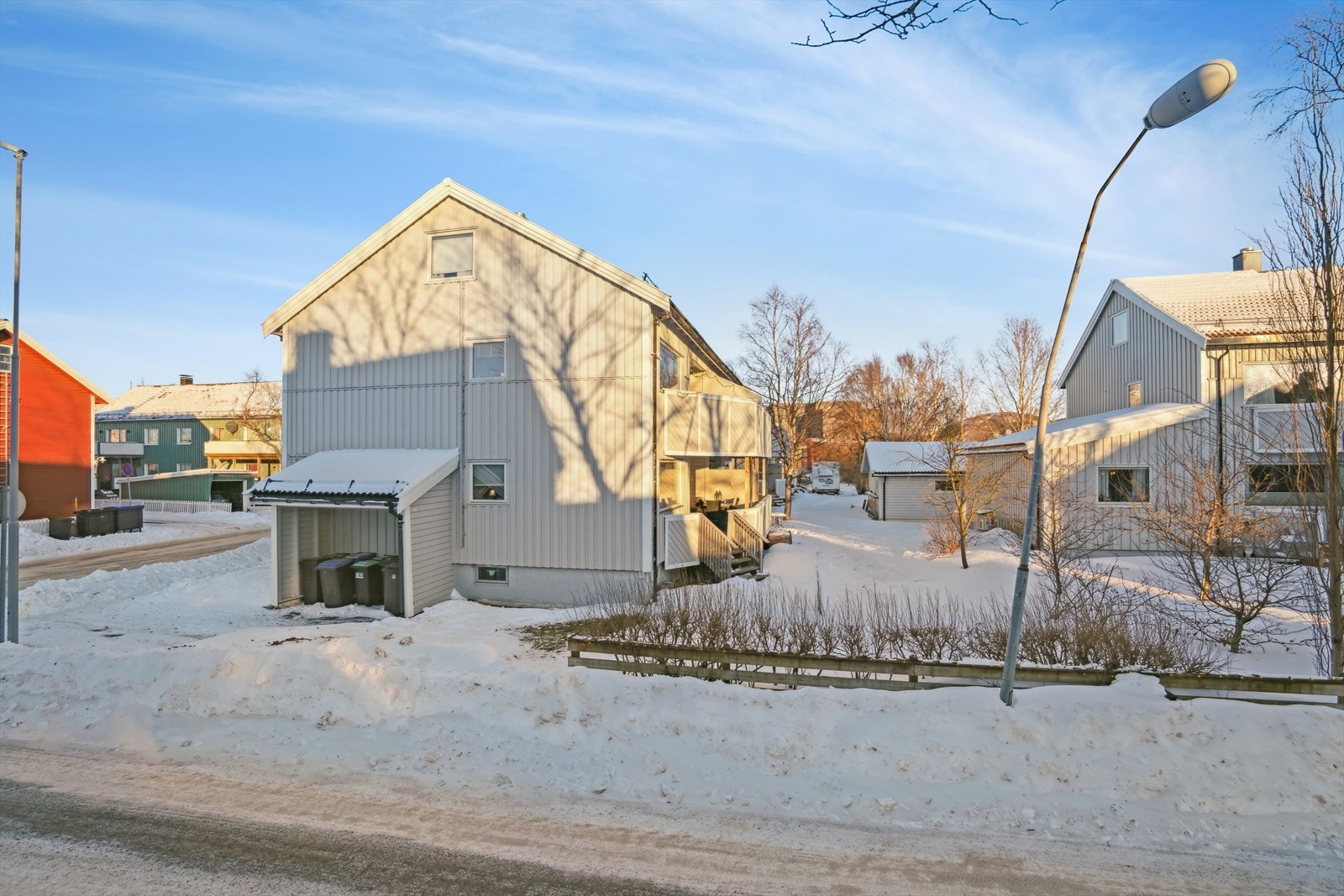 Kort gangavstand til både skole, barnehage og dagligvare. City Nord ligger også få minutter fra leiligheten. Galleribilde