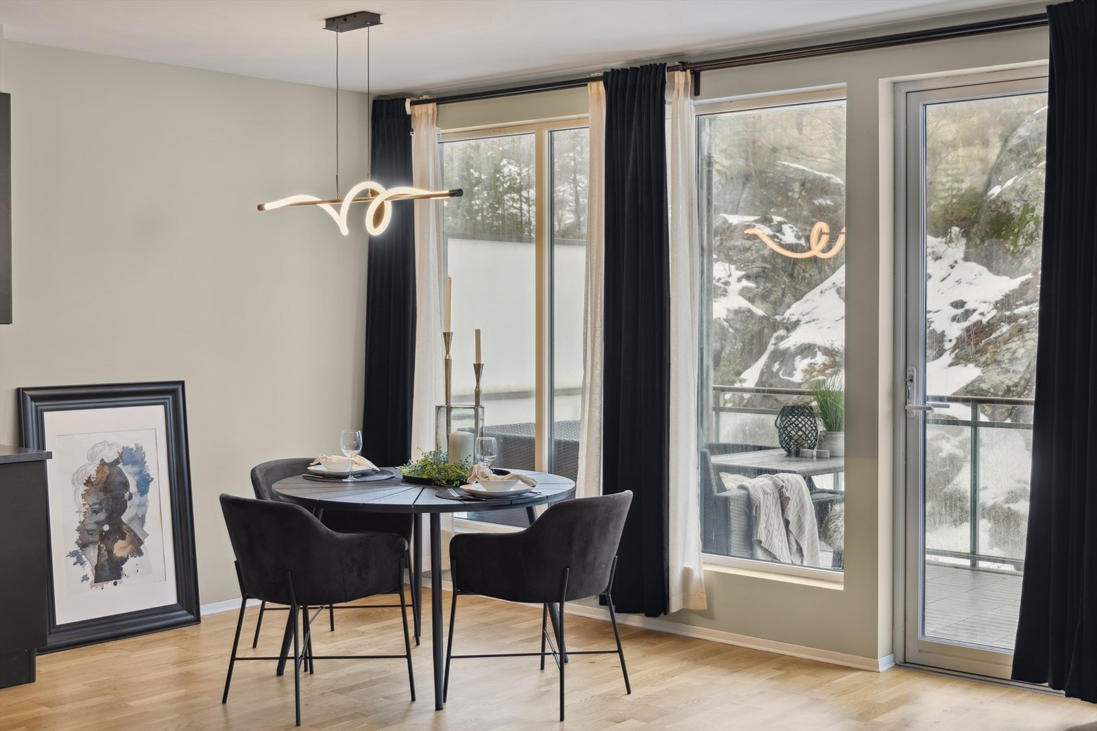 Fra stuen er det utgang til en solrik, vestvendt balkong. Galleribilde