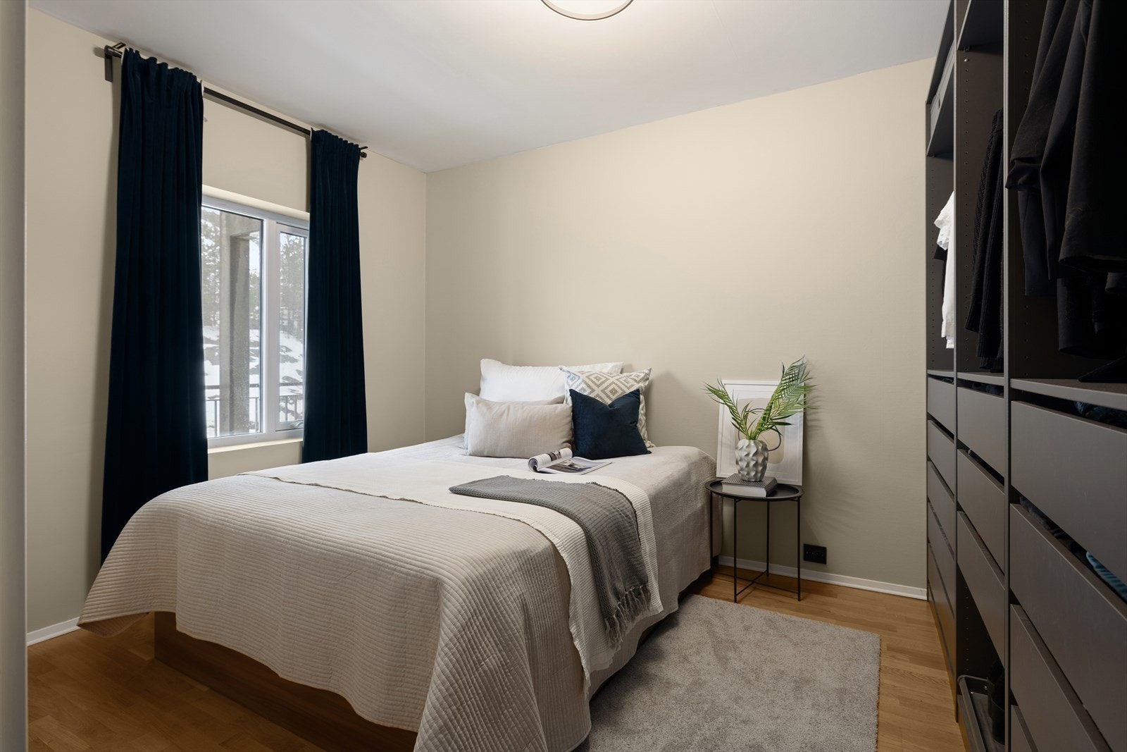 Det er totalt 3 soverom i leiligheten, alle av god størrelse. Galleribilde