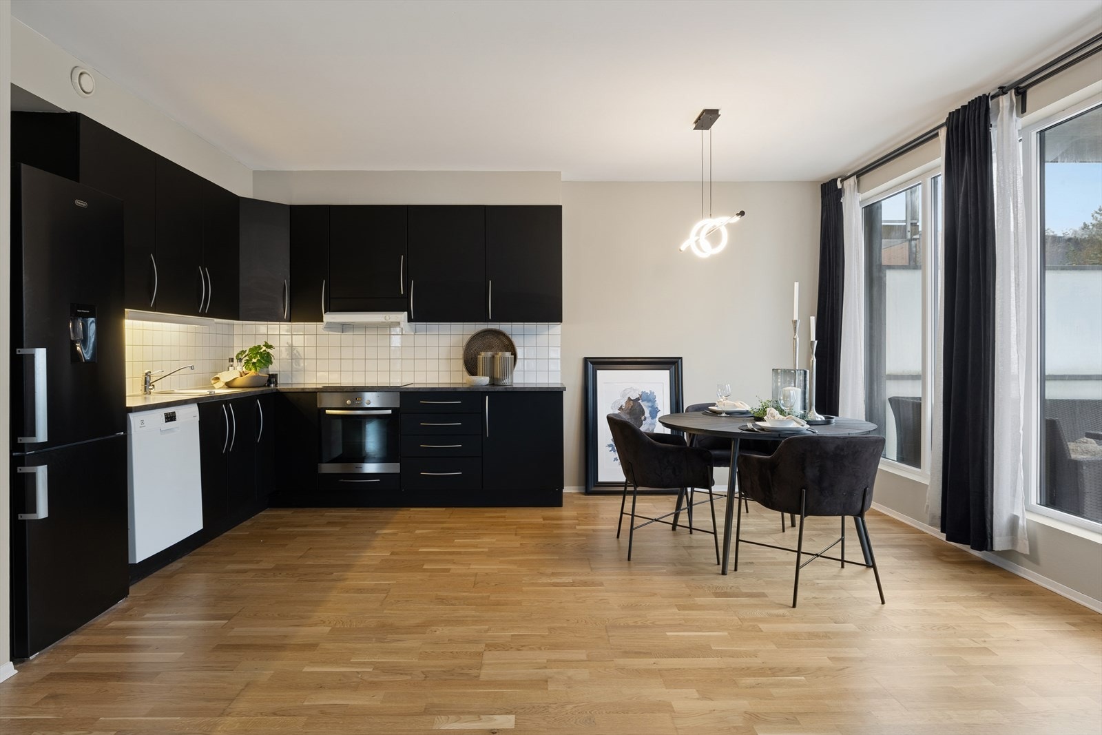 Pent kjøkken med integrerte hvitevarer og godt med skap- og benkeplass. Galleribilde