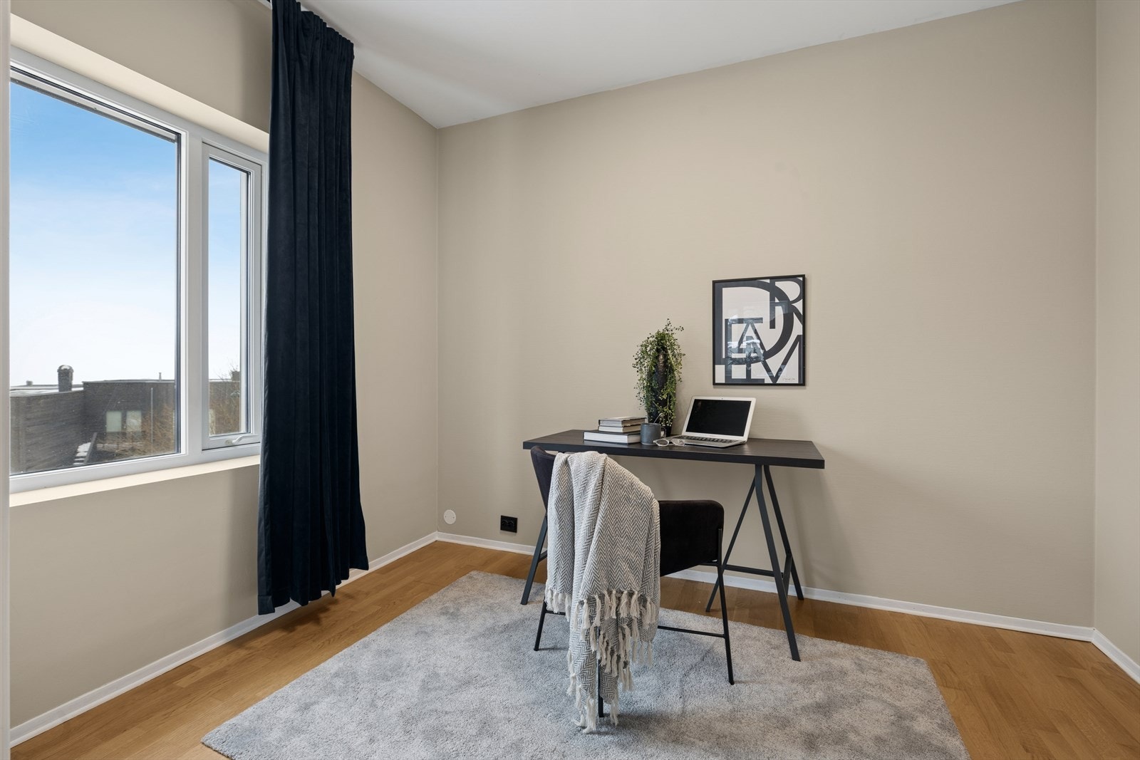 Soverom 3 er i dag innredet som kontor, men har god plass til seng og tilhørende møblement. Galleribilde