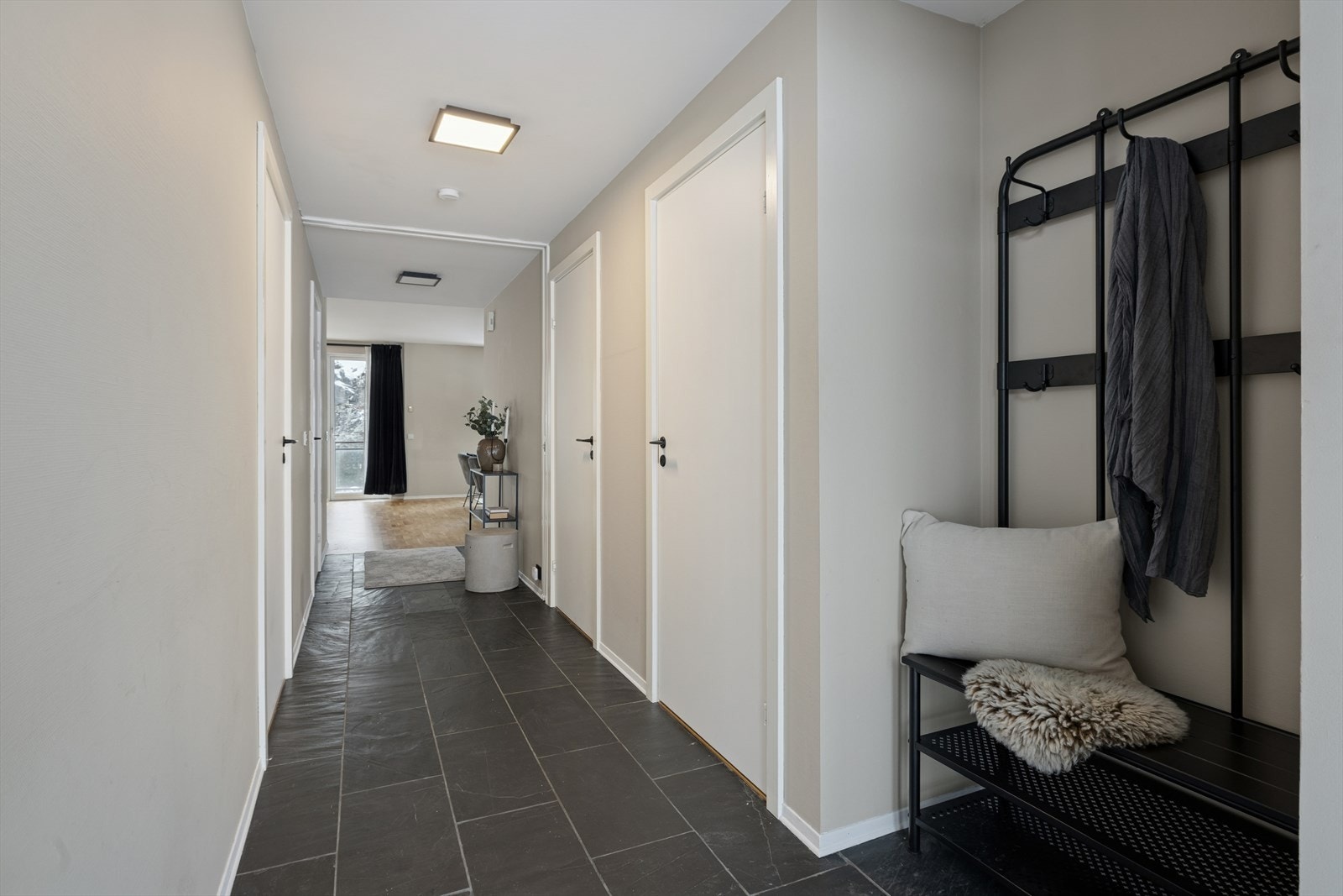 Romslig entré med god plass til å henge fra seg yttertøy og sko. Galleribilde