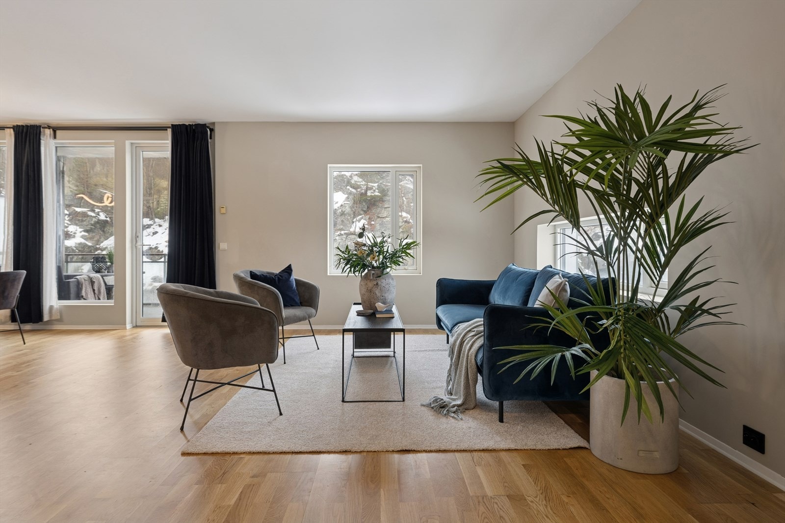 Det er vannbåren gulvvarme i gang, stue/kjøkken og bad - en løsning som gir jevn og behagelig varme. Galleribilde