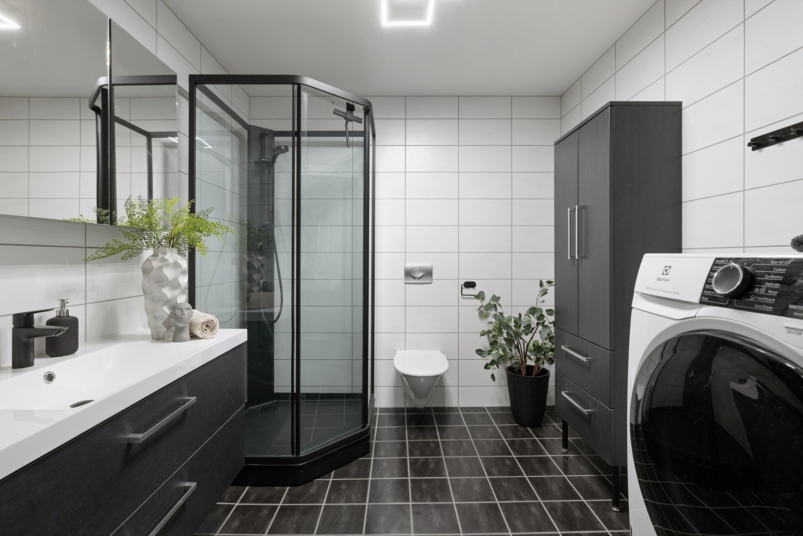 Pent, flislagt bad med vannbåren varme i gulv og opplegg til vaskemaskin. Galleribilde