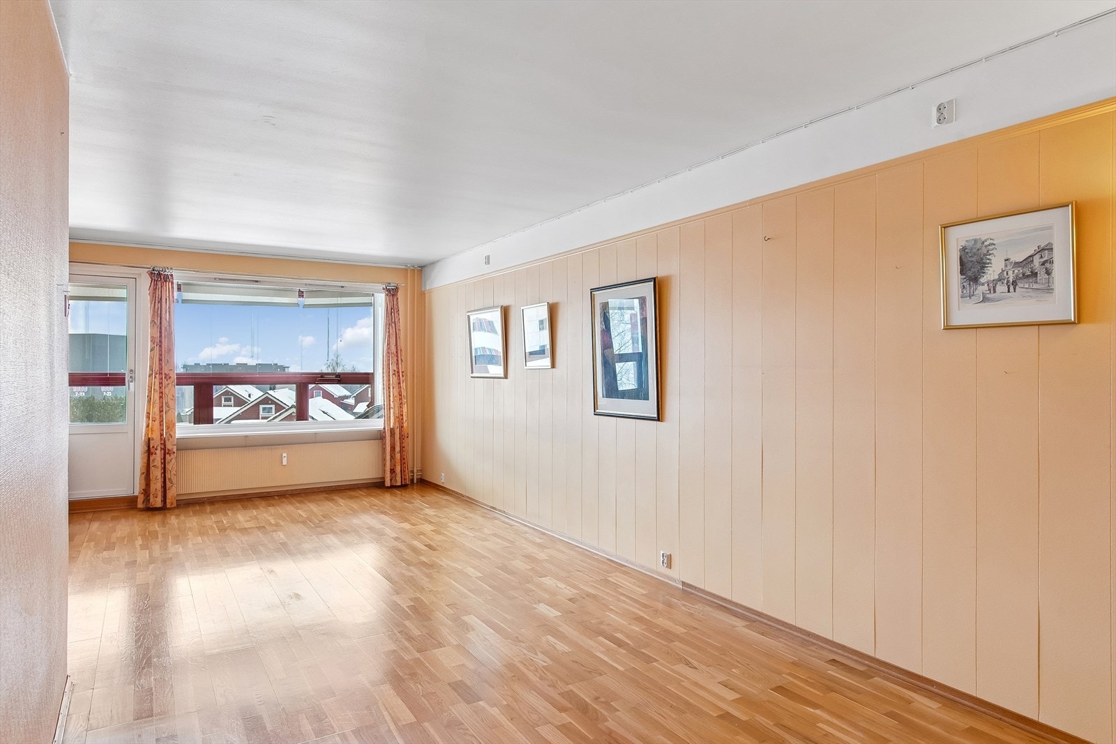 Stuen er et lyst og romslig oppholdsrom med god plass til ulike møbleringsløsninger. Galleribilde