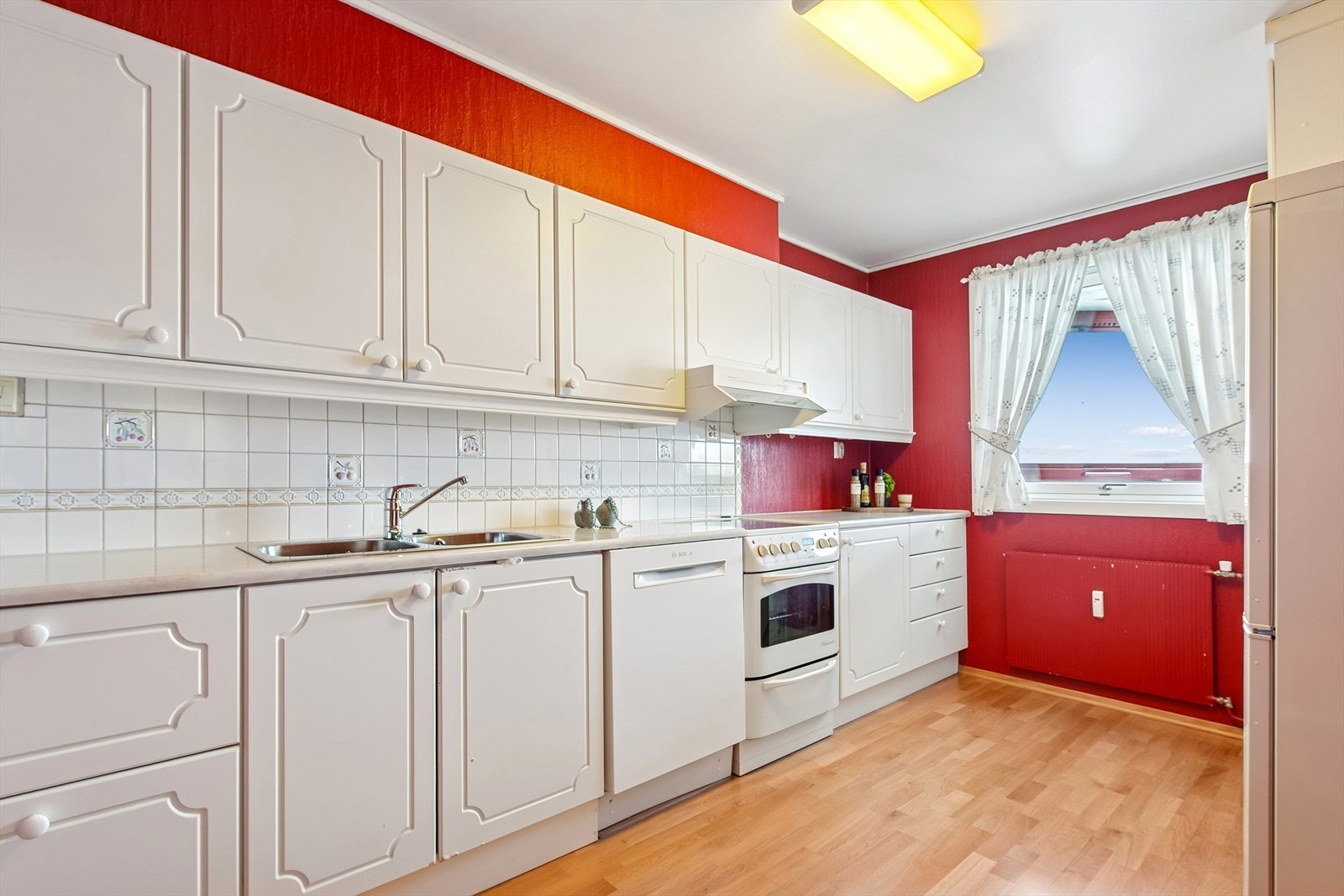 Lettvegg mellom stue og kjøkken om man ønsker åpen stue-/kjøkkenløsning Galleribilde