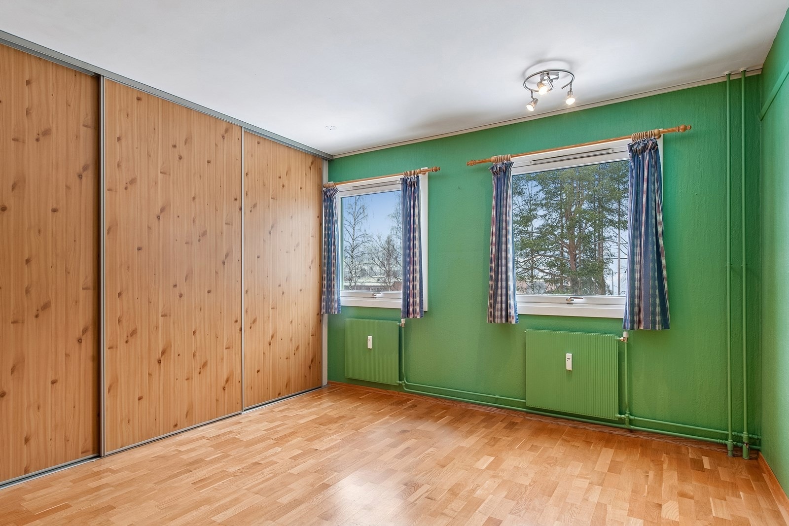 Stort hovedsoverom med skyvedørsgarderobe. Galleribilde