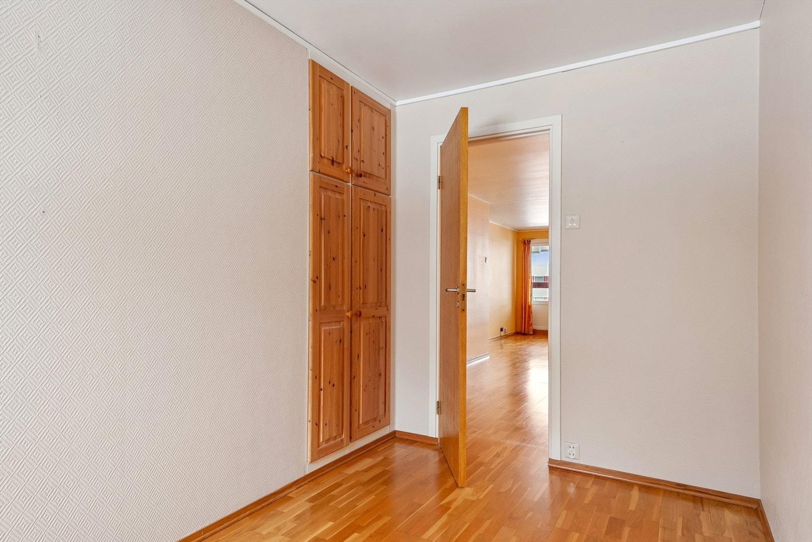 Dette rommet er også utstyrt med praktiske, plassbygde garderobeskap. Galleribilde