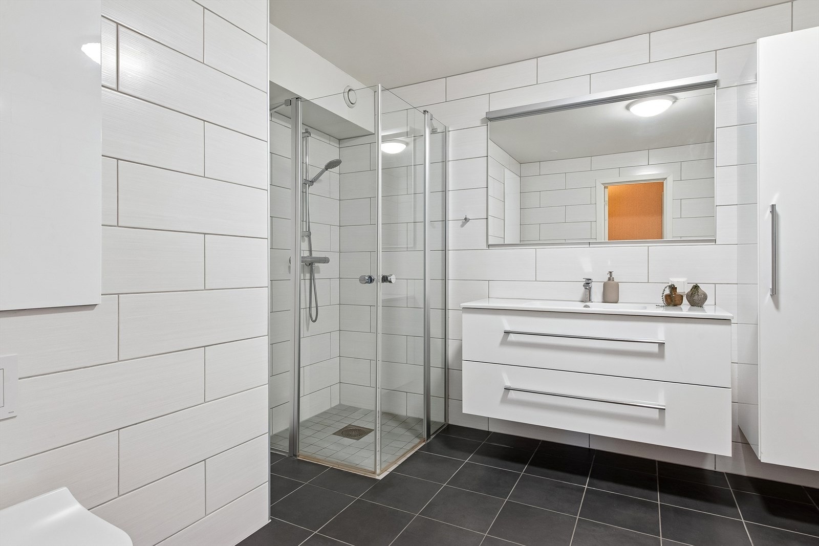 Pent stilrent bad som ble modernisert i 2019 med flislagte overflater og elektriske varmekabler. Galleribilde