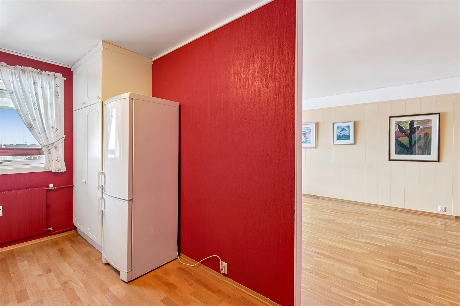 Kjøkkenet ligger praktisk til i tilknytning til stuen. Galleribilde