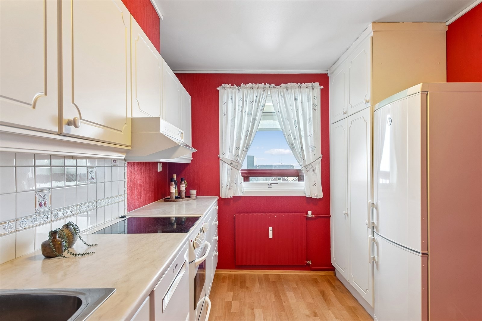 Kjøkkenet har en Norema-innredning fra 1998 med profilerte fronter og god skapplass. Galleribilde