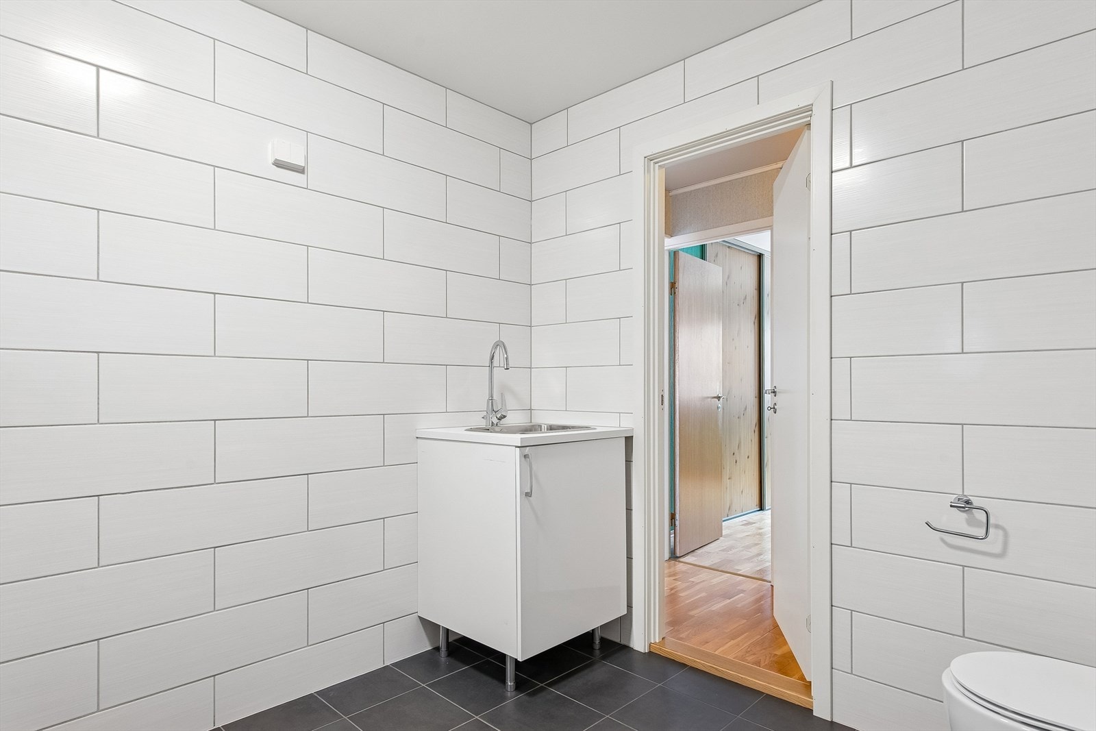 Badet har opplegg for vaskemaskin, utslagsvask og veggmontert toalett. Galleribilde