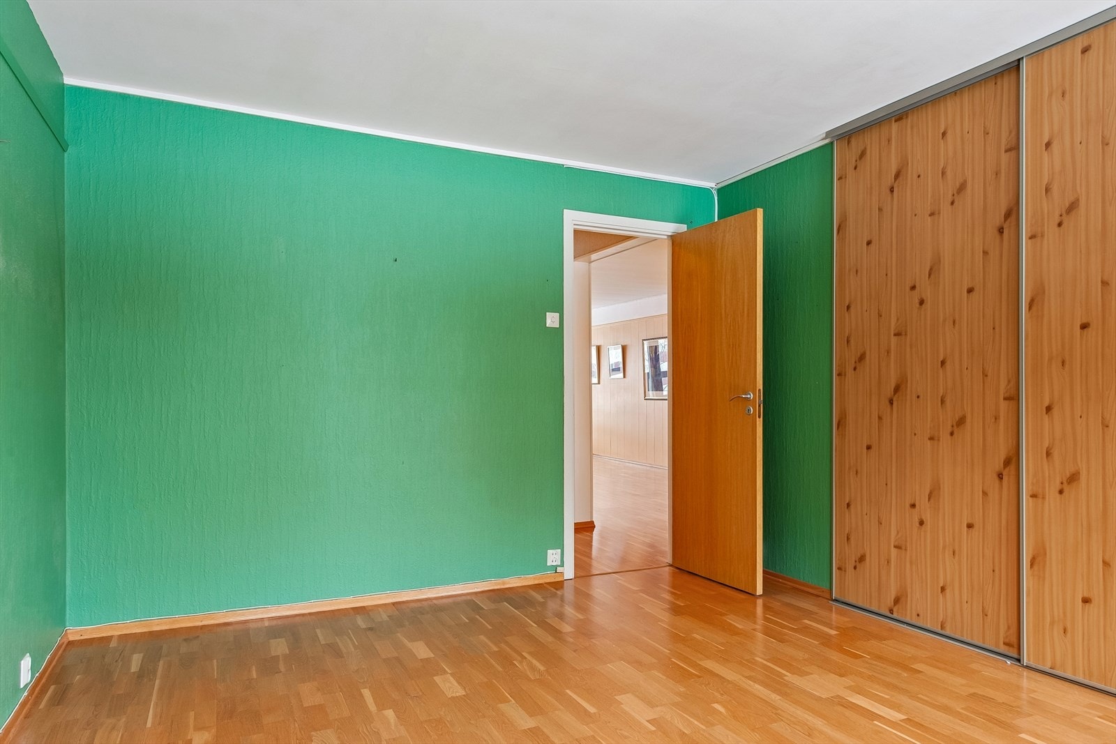 Også her er det parkett på gulvet og vannbåren radiator for oppvarming. Galleribilde