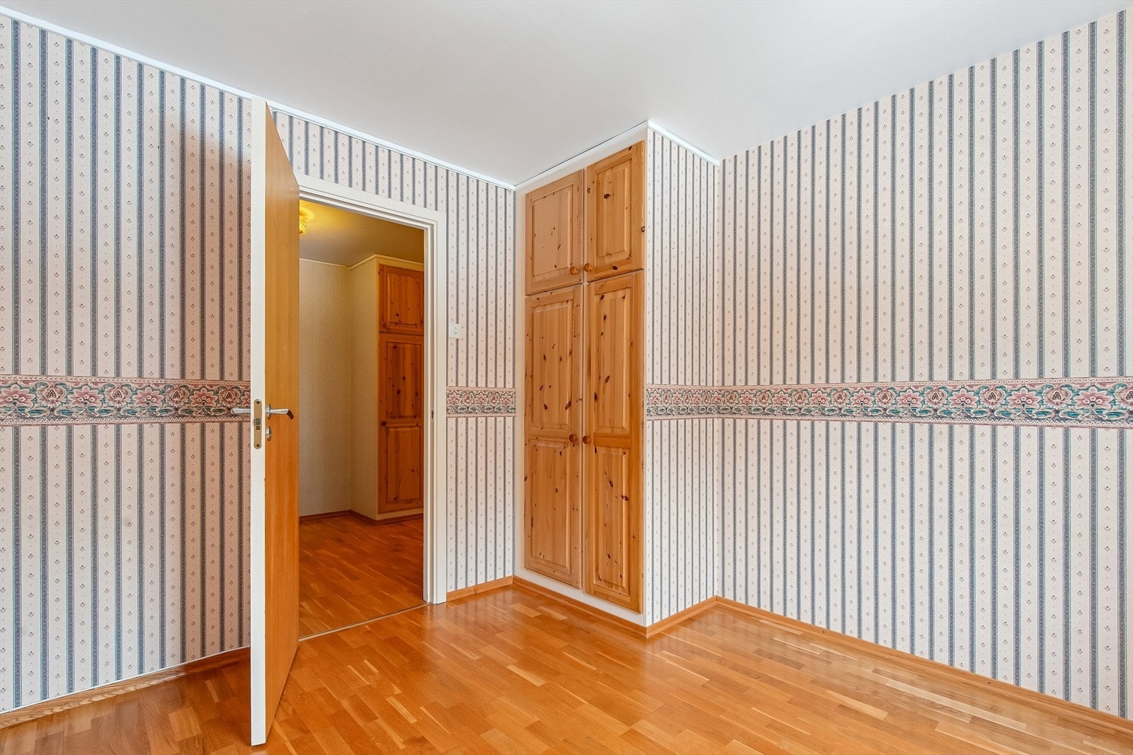 Rommet har integrerte garderobeskap for effektiv oppbevaring. Galleribilde