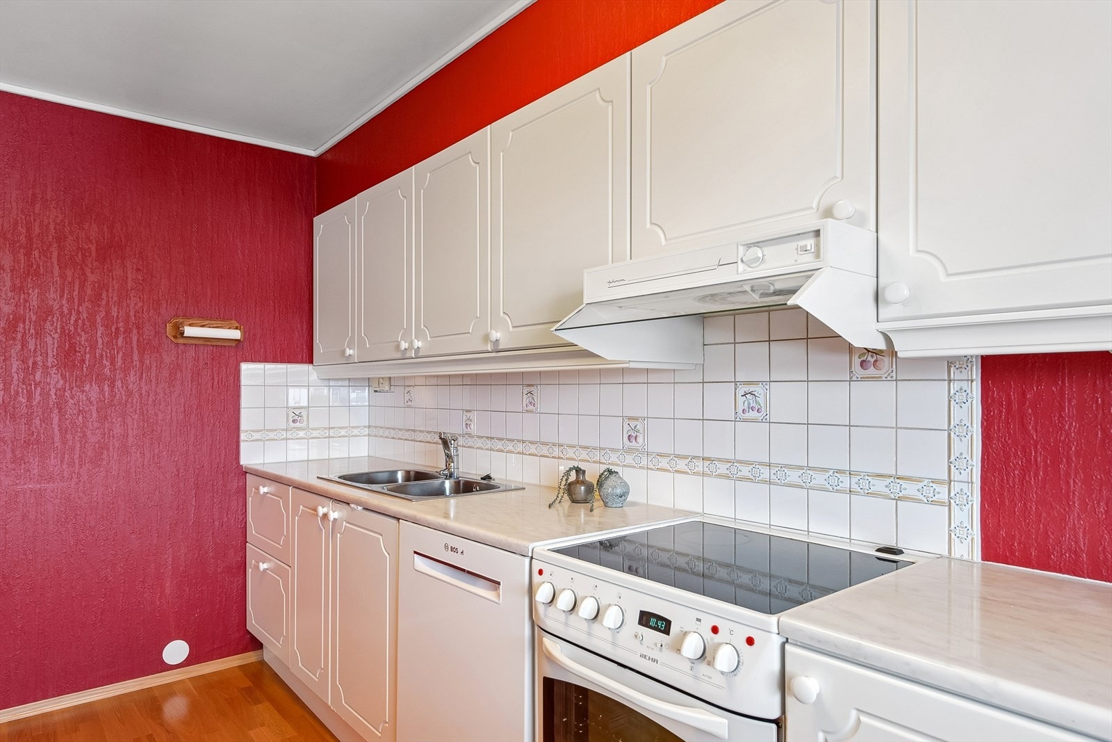 Det er tilrettelagt for frittstående hvitevarer som komfyr og oppvaskmaskin. Galleribilde