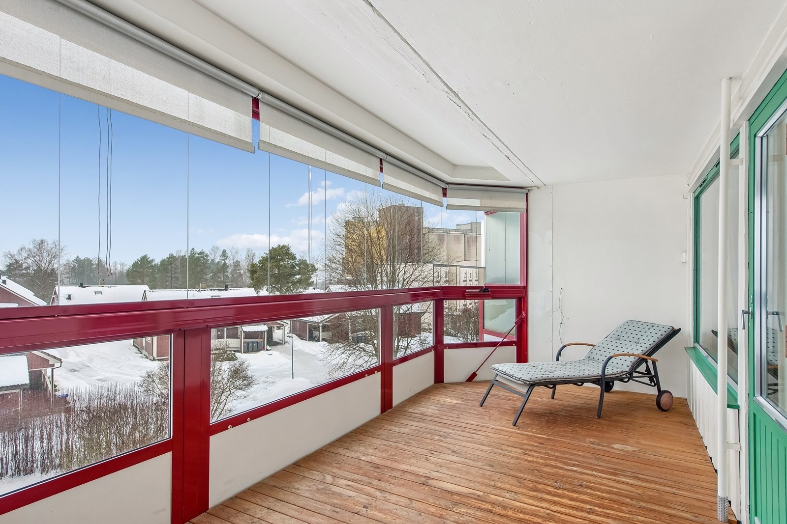 Den store, innglassede balkongen på 14 m² fungerer som en forlengelse av stuen. Galleribilde