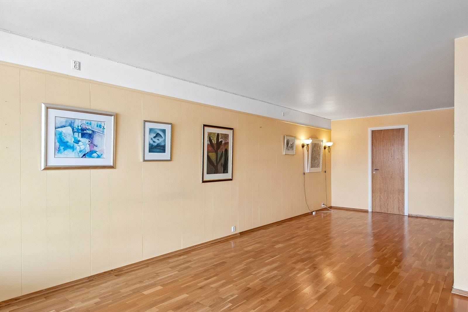 Vannbårne radiatorer, tilknyttet fjernvarme, sørger for en jevn og behagelig oppvarming. Galleribilde