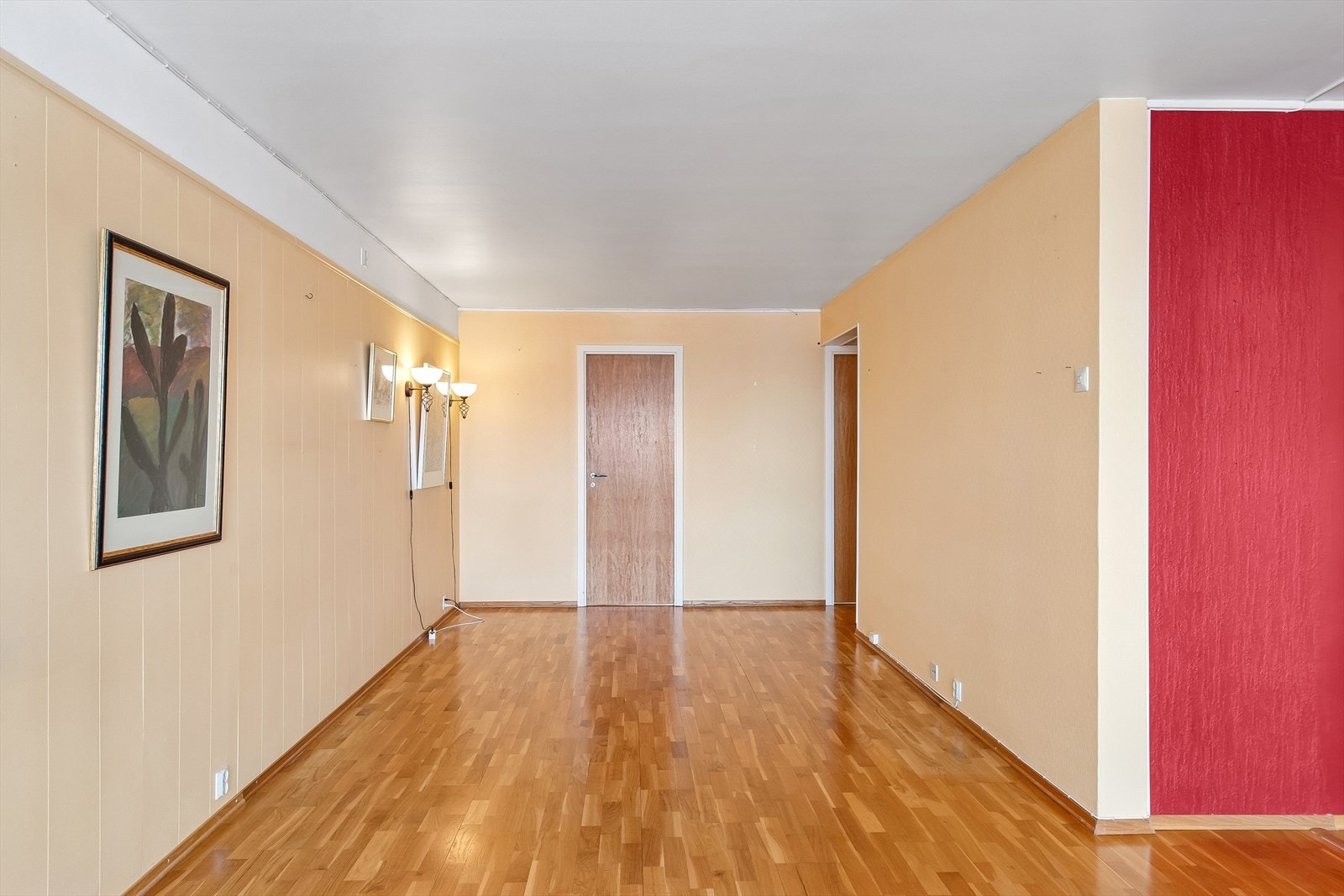 Fra stuen er det enkel tilgang til både kjøkken og soveromsavdeling. Galleribilde