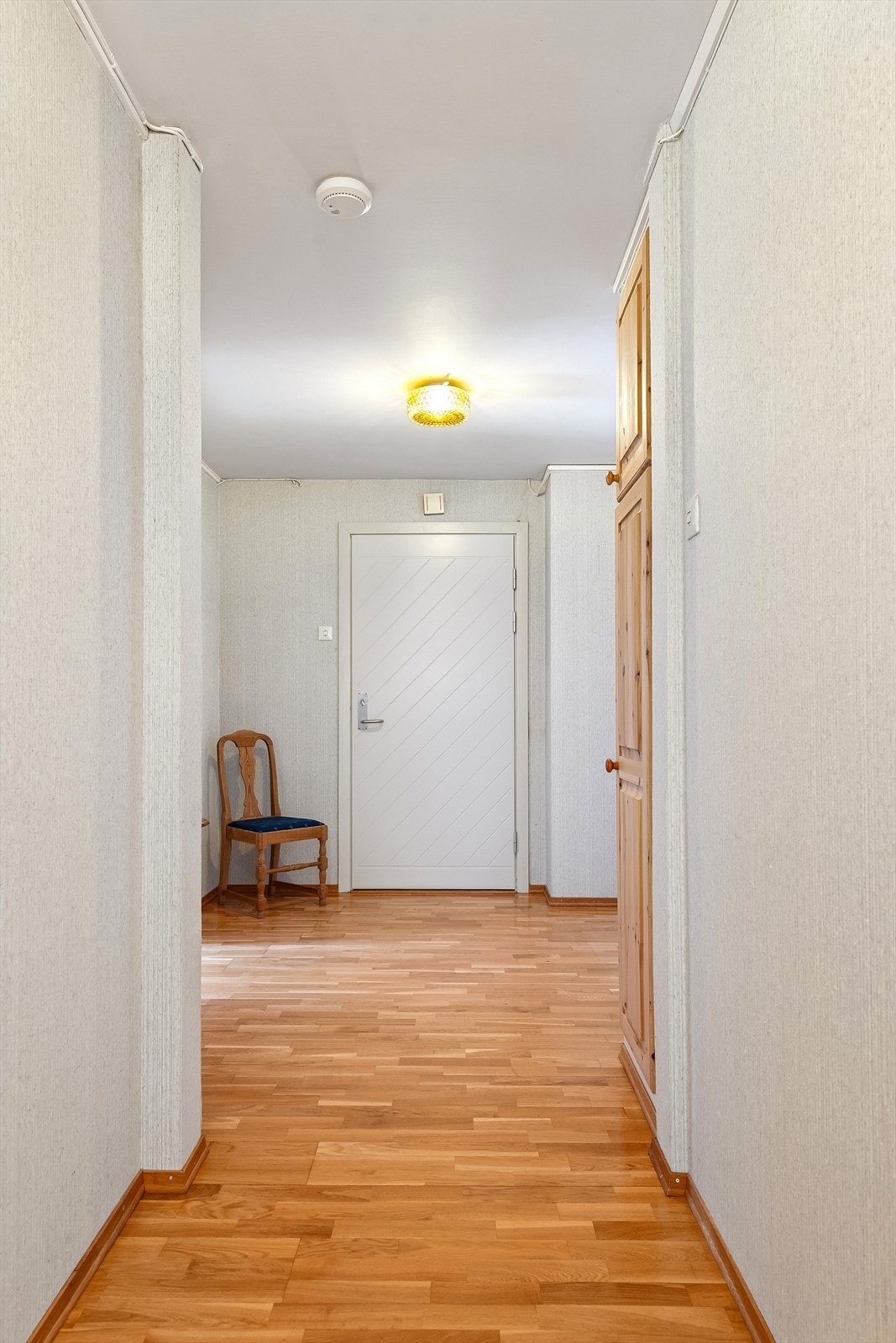 Entréen har parkett på gulvet og leder deg videre inn i leiligheten. Galleribilde