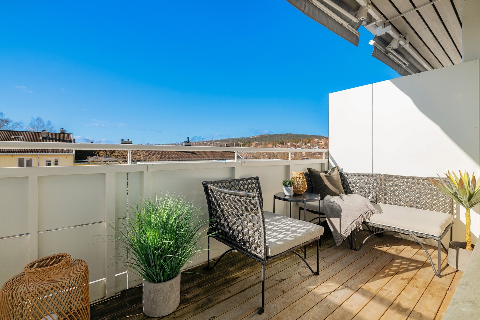 Fra stuen er det utgang til en vestvendt balkong på 5 m². Balkongen er utvidet og pusset opp i regi av borettslaget i 2021. Galleribilde