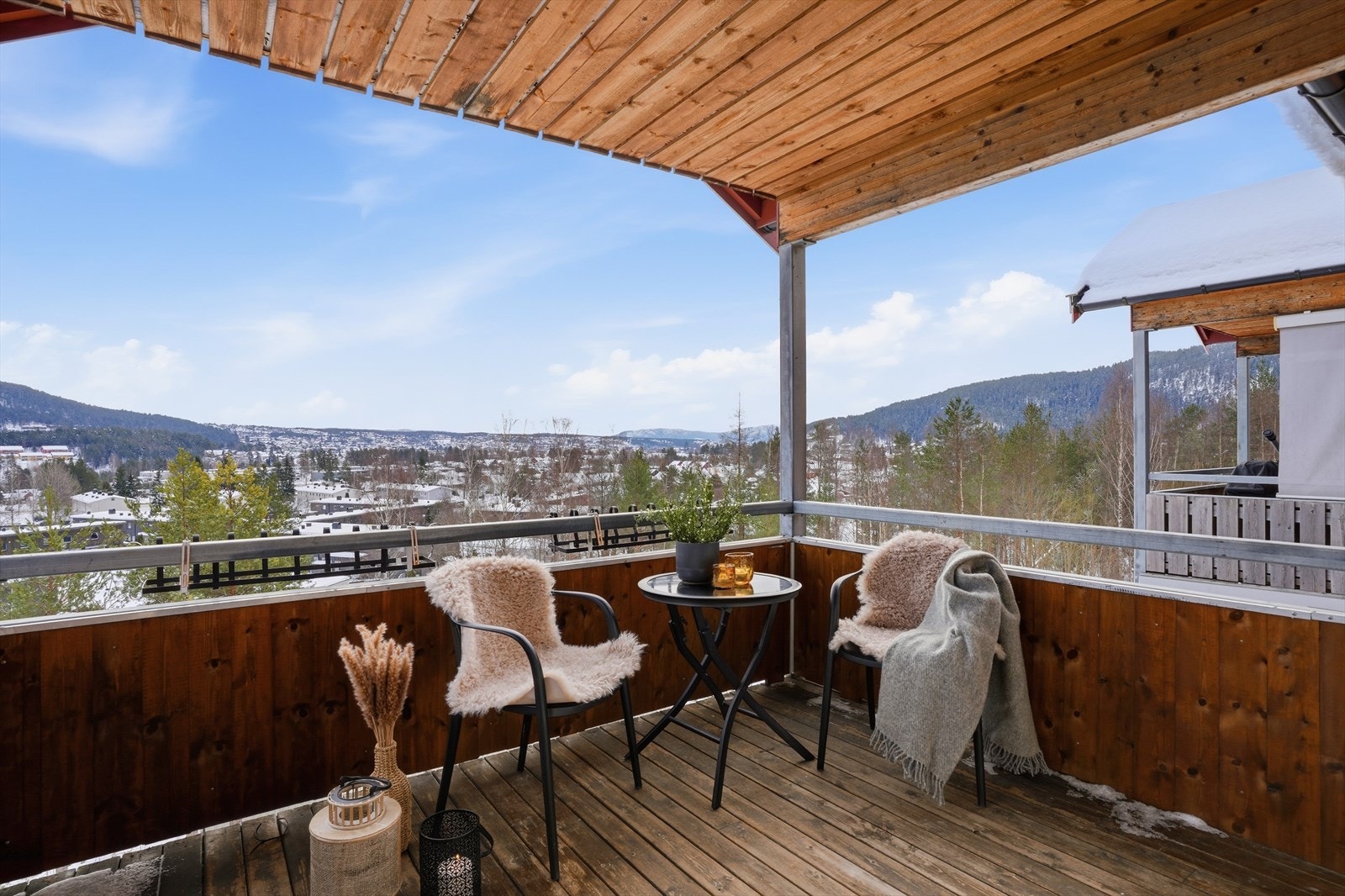 Balkongen er sørøst vendt med deilig morgensol som strekker seg langt utover dagen Galleribilde