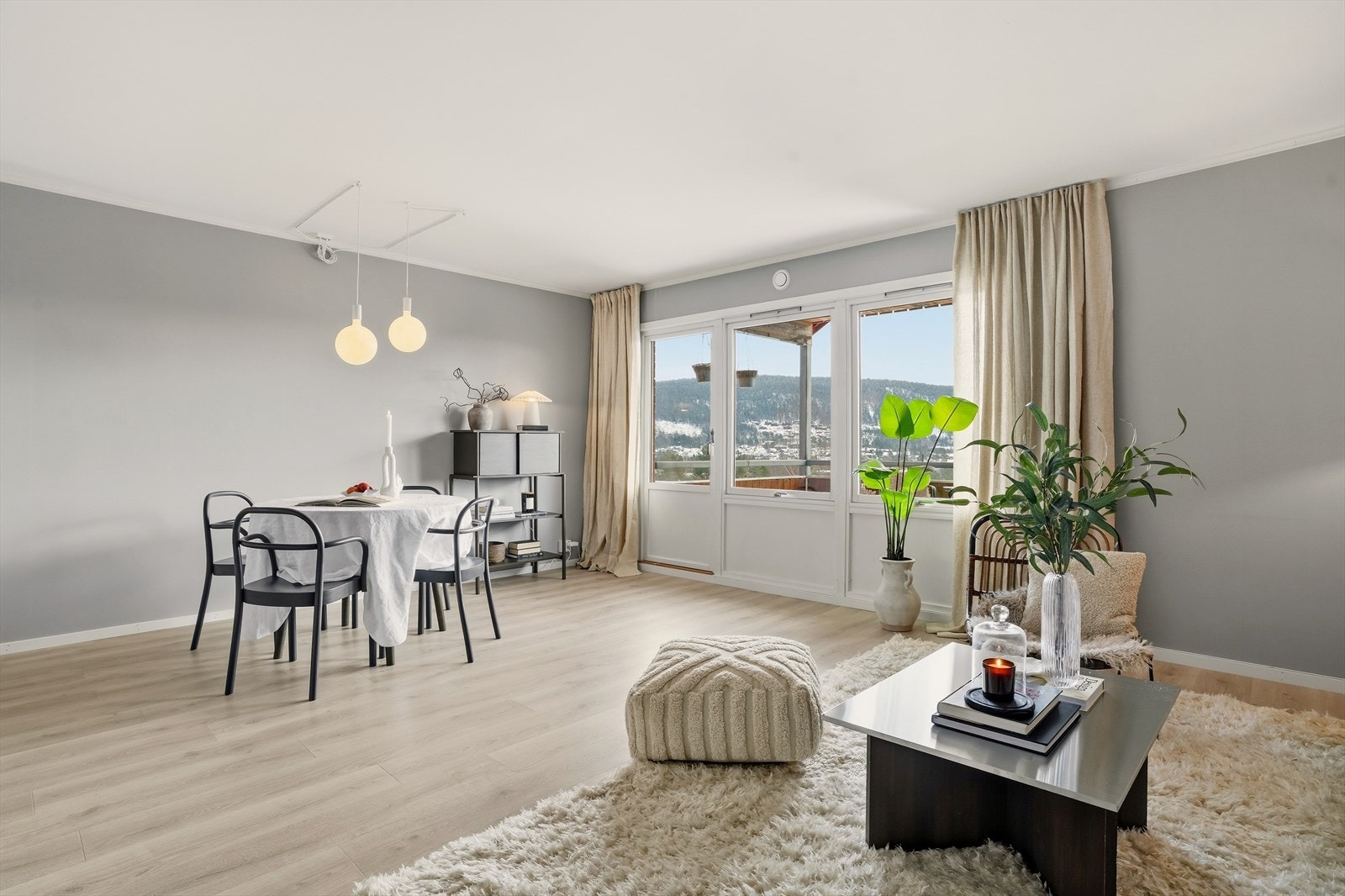 Fra stuen er det videre adkomst til en takoverbygget balkong Galleribilde