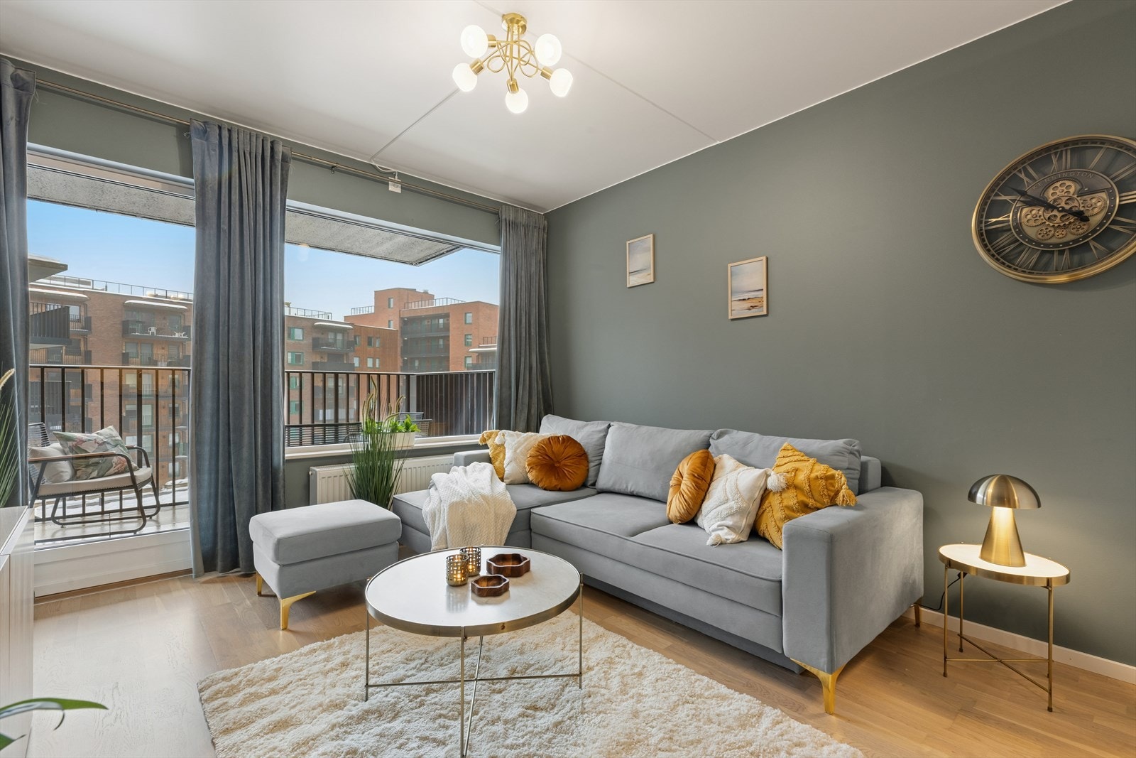 Legg merke til de store vindusflatene. Utgang til sørvendt beliggenhet som sikrer gode lysforhold. Galleribilde