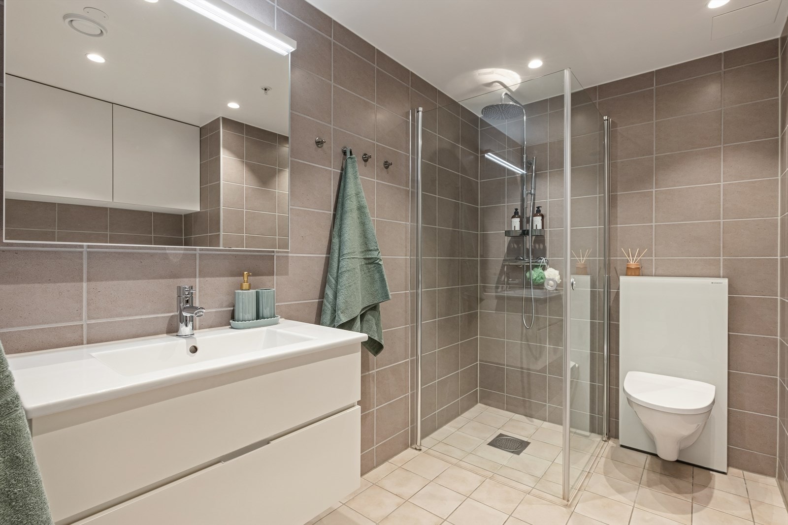 Delikat og romslig bad med vannbåren gulvvarme. Galleribilde