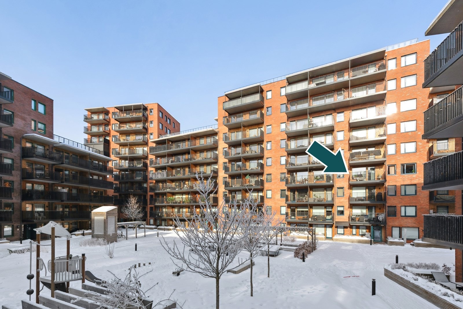 Mellom blokkene i kvartalet er det et flott parkmessig fellesareal med boltreplass for store og små i trafikkfrie omgivelser. Galleribilde