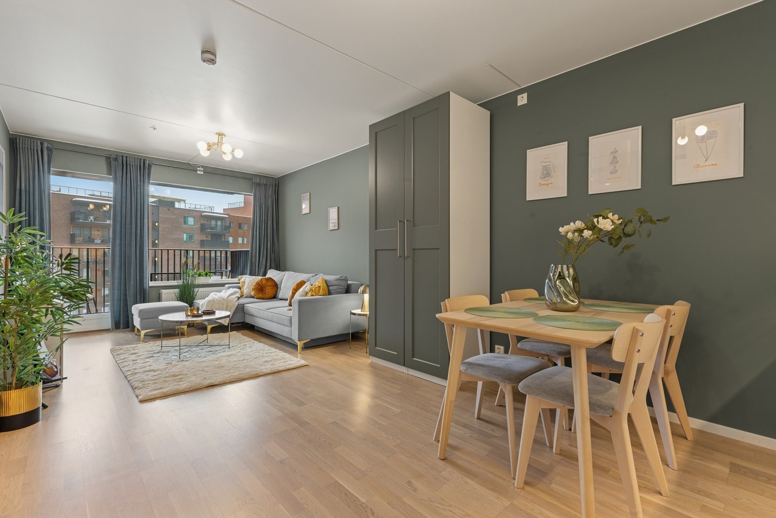 God plass til både spisestue og en god sofagruppe. Galleribilde