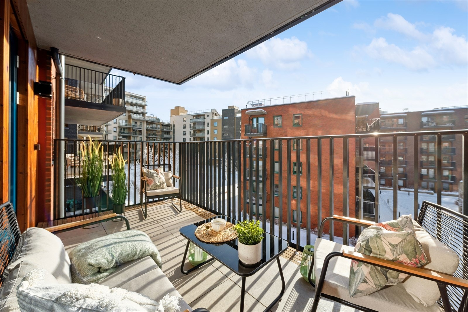 Balkongen vender mot et stort, parkmessig fellesområde. Galleribilde