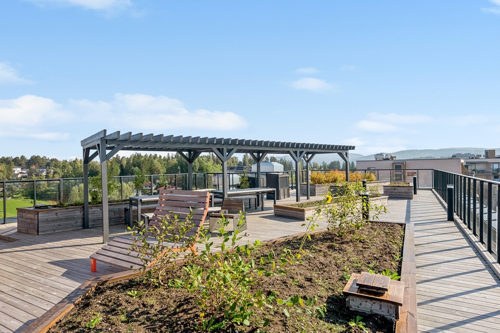 Leiligheten har tilgang til to flotte, takterrasser med gode sol- og utsiktsforhold. Galleribilde