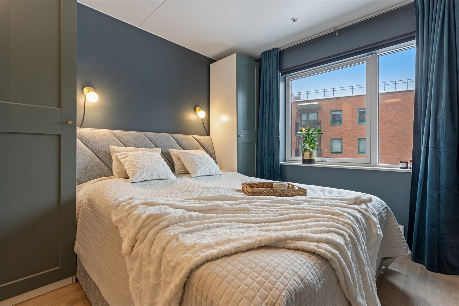 Garderobeskap på hver side av naturlig plass til dobbelseng. Galleribilde