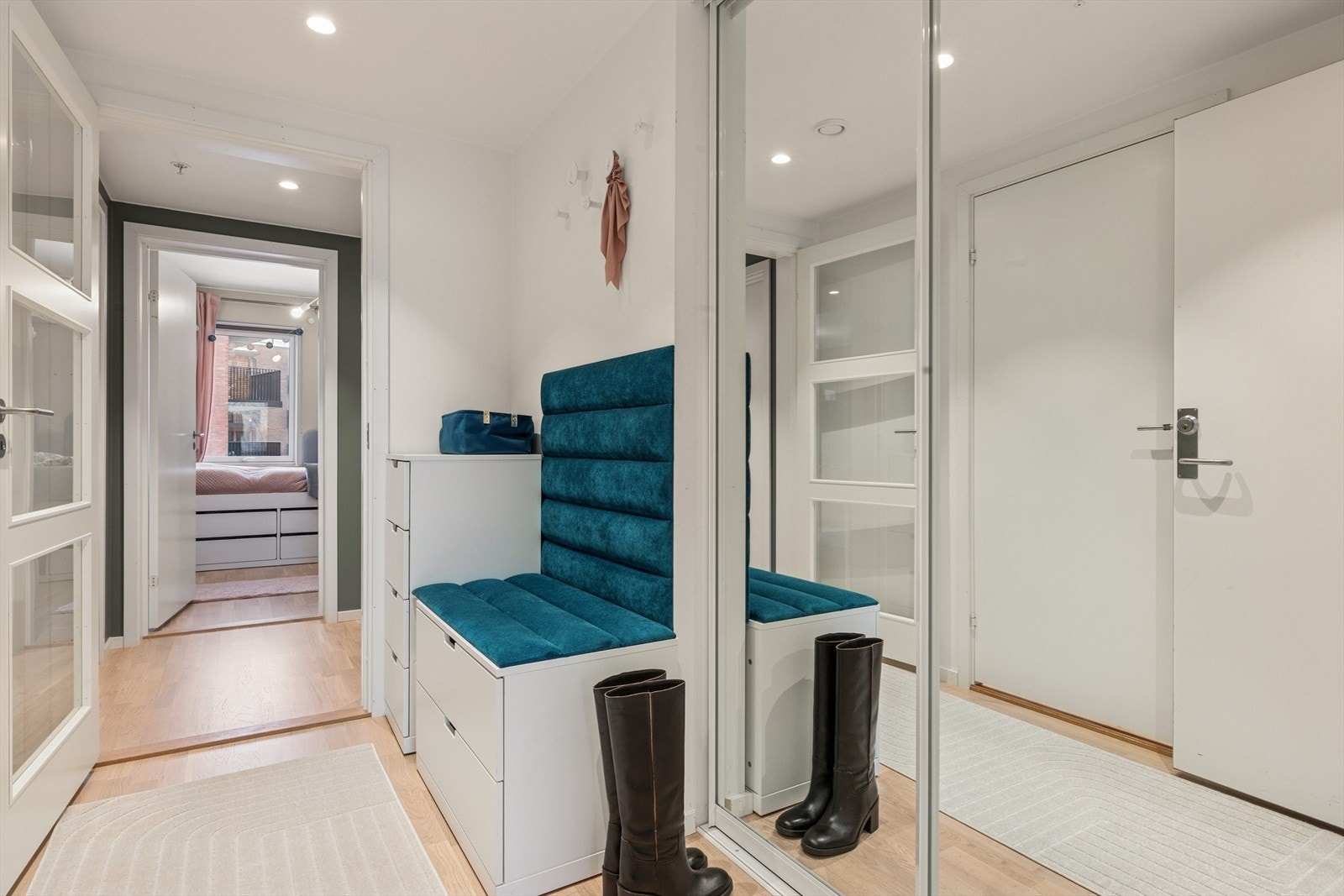 Velkommen til ditt nye hjem! God plass til oppheng av yttertøy i skyvedørsgarderobe. Galleribilde