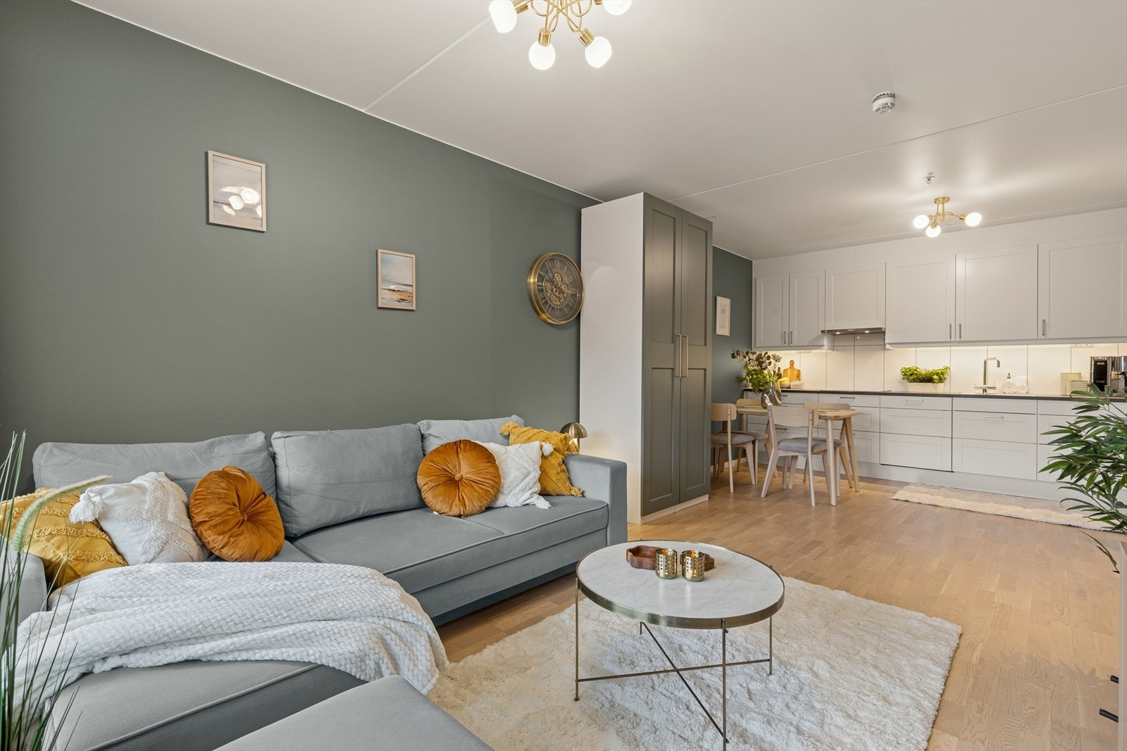 Fin planløsning med spisestueplass nærmest kjøkkenet. Galleribilde