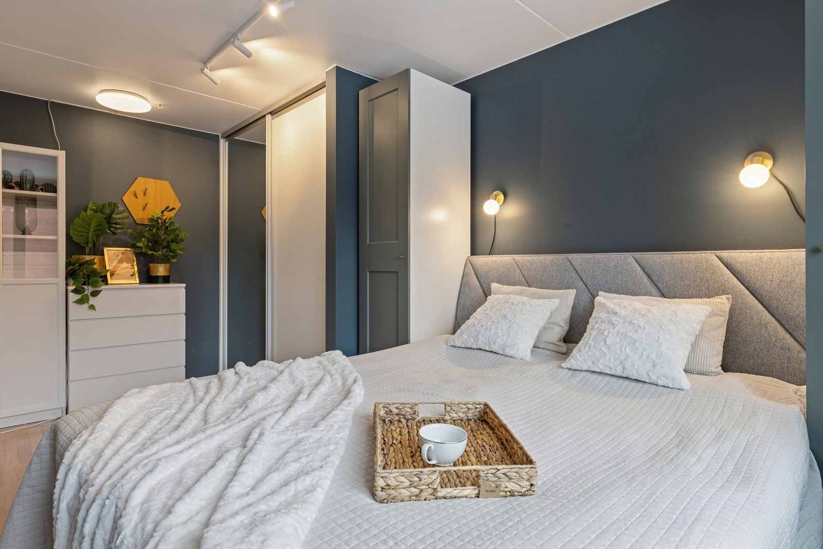 God oppbevaringsplass i skyvedørsgarderobe og skap. Galleribilde