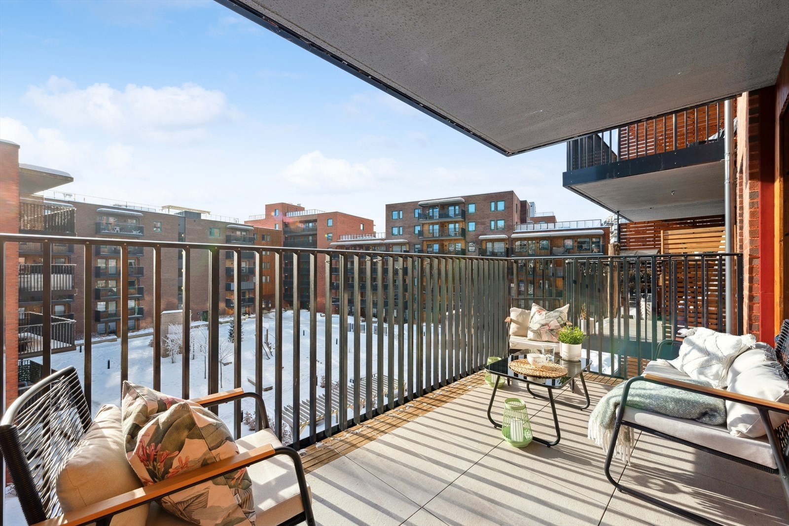 Leiligheten har en deilig balkong på ca. 9 kvm mot sør med svært gode solforhold på fine sommerdager. Galleribilde