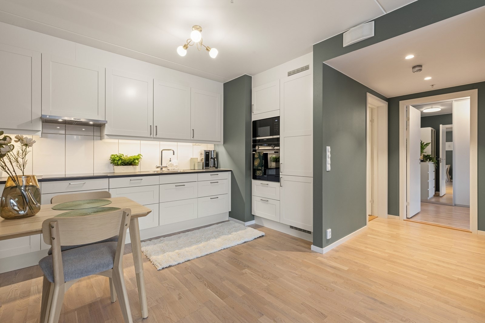 Kjøkkenet er godt utstyrt med integrerte hvitevarer. Galleribilde