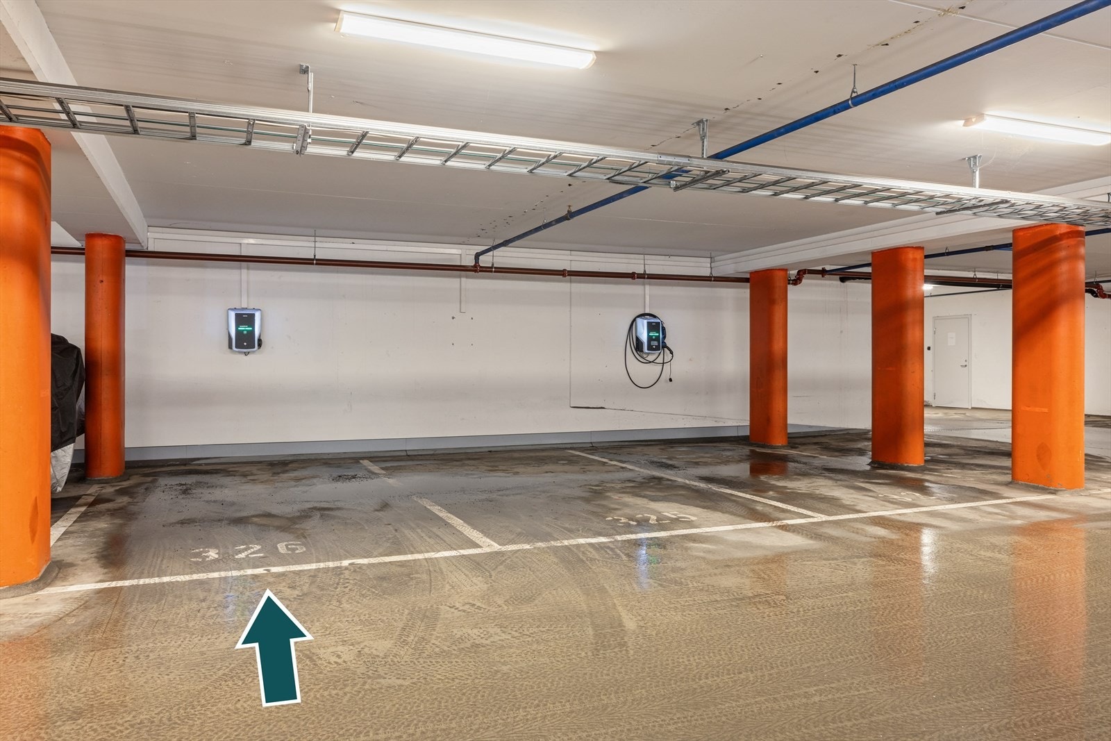 Leiligheten har en fast garasjeplass m/elbil-lader. Galleribilde