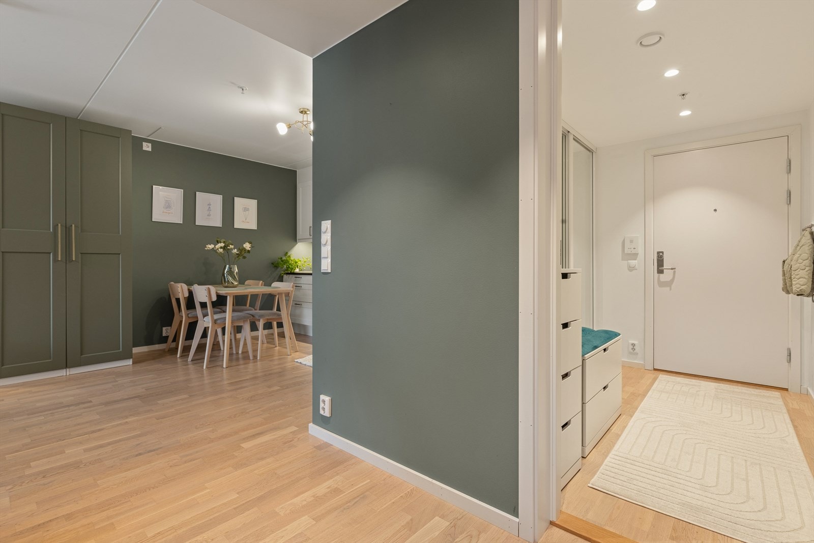 Utstrakt bruk av downlights i entré/gang og på badet. Galleribilde