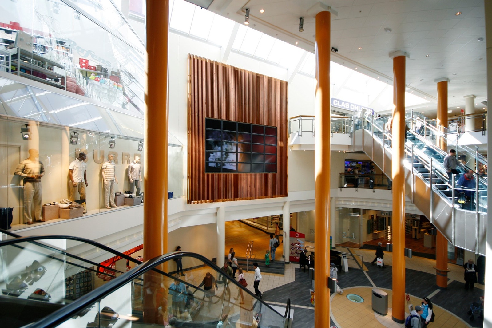 Fra leiligheten kan man ta heisen ned i Tønsbergs største kjøpesenter med et rikholdig utvalg av butikker, kafeer, matbutikk og vinmonopol. Galleribilde