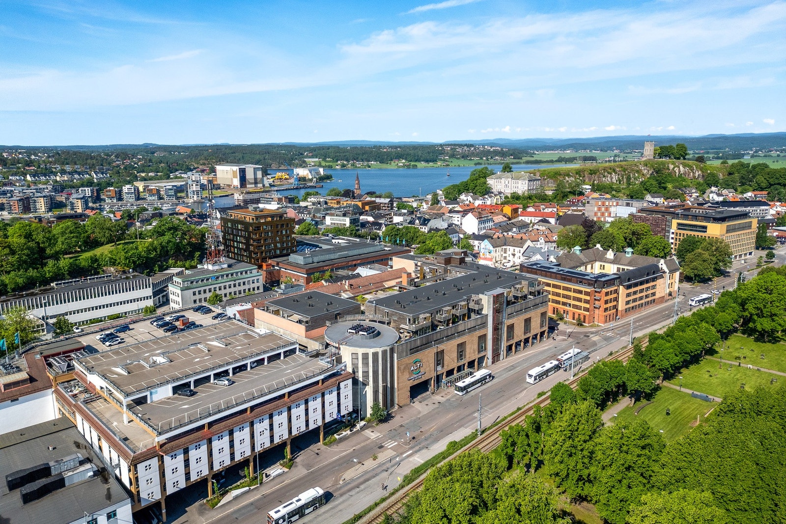 Rett utenfor døren ligger alt av hva Tønsberg har å by på med bl.a. et rikholdig kulturtilbud i form av konserter og flere muséer, Slottsfjellet i vakre omgivelser med flott utsikt og rik historie. Ca. 300 meter til jernbanestasjonen. Gangavstand til øvri Galleribilde