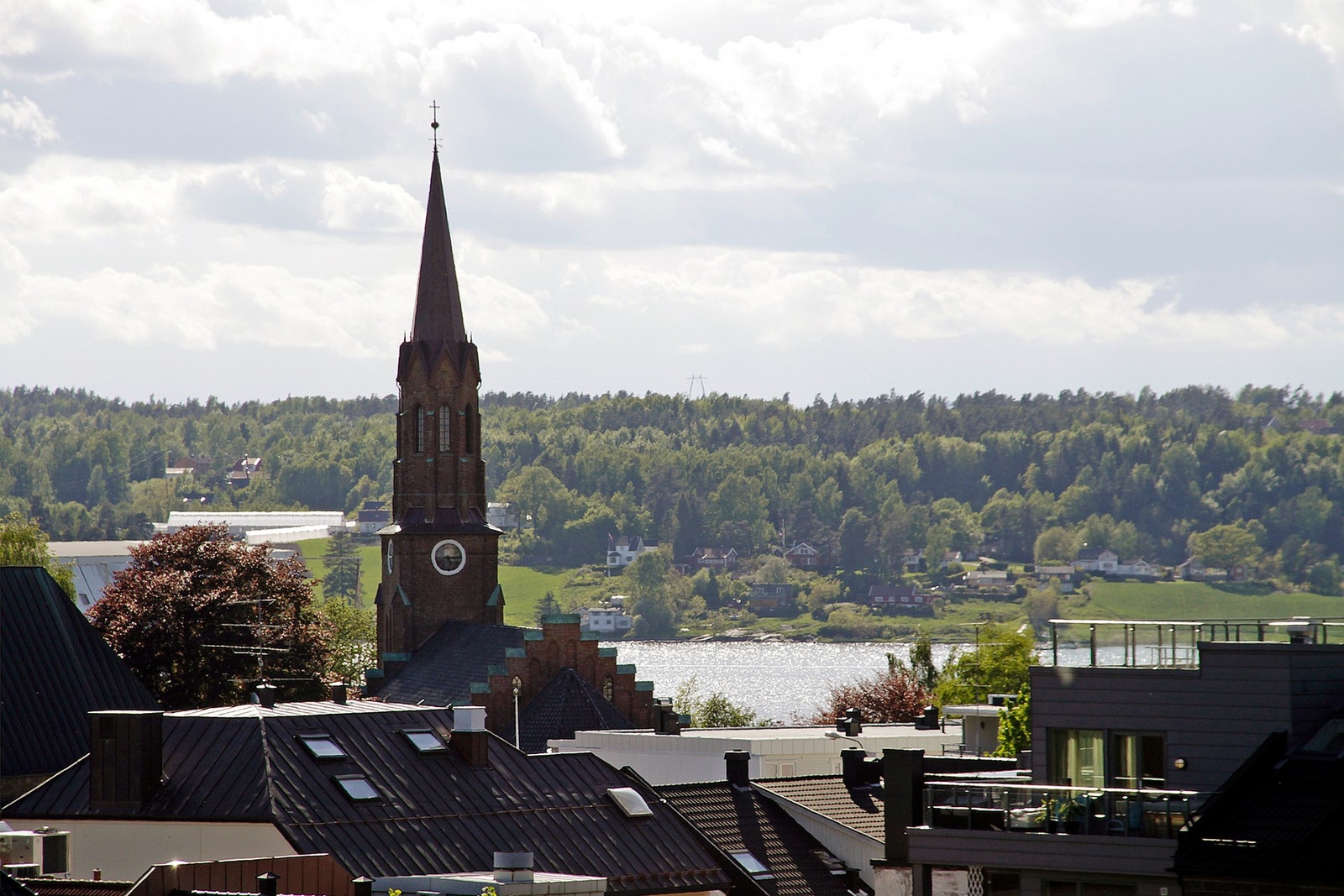 Leiligheten ligger gunstig til i 5. etasje på toppen av Farmandstredet med flott utsikt over Tønsberg. Galleribilde