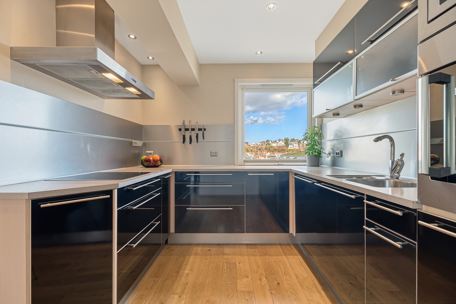 Det er flott utsyn mot Kuholmen Galleribilde