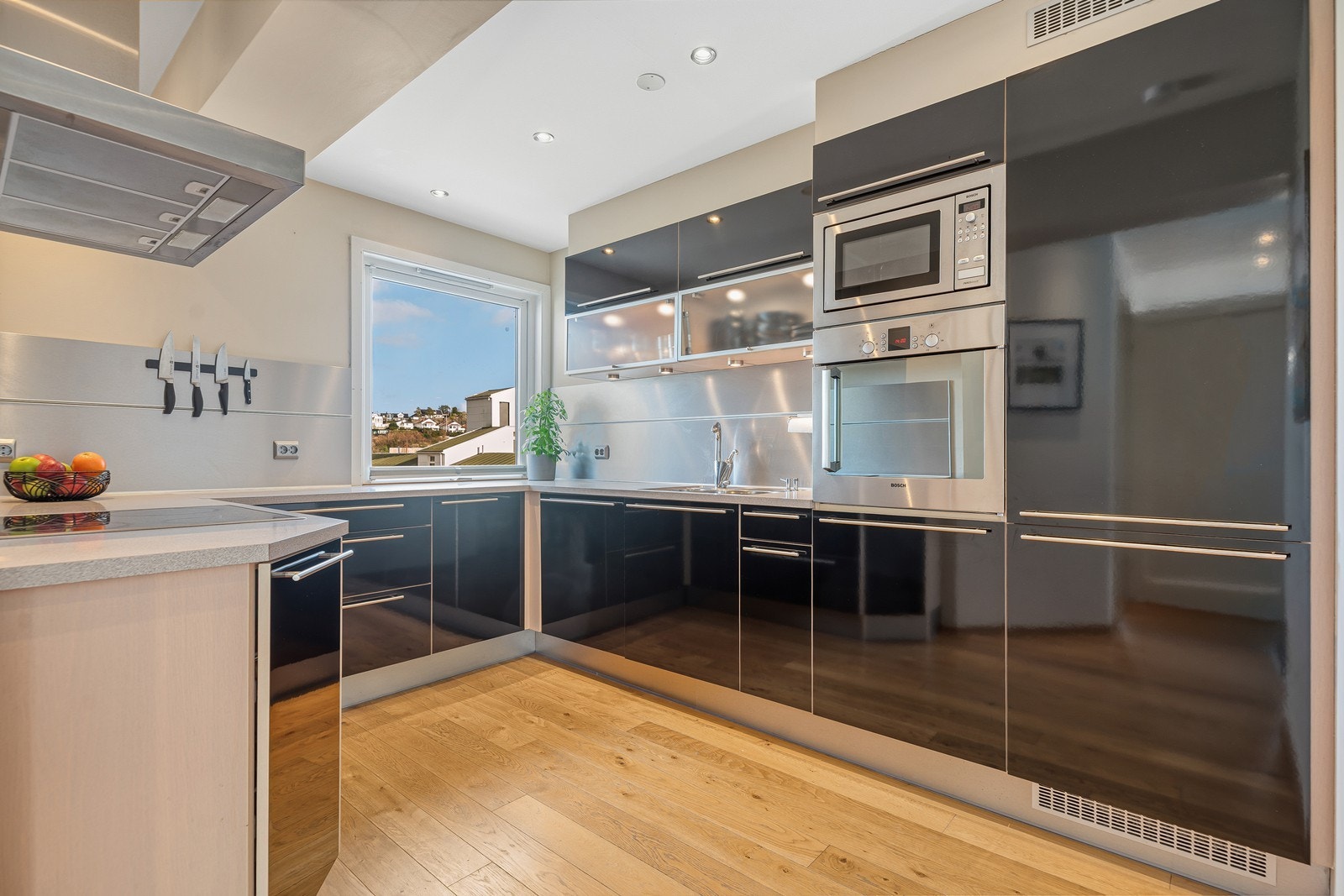 Romslig og pent kjøkken med god oppbevaring- og benkeplass Galleribilde