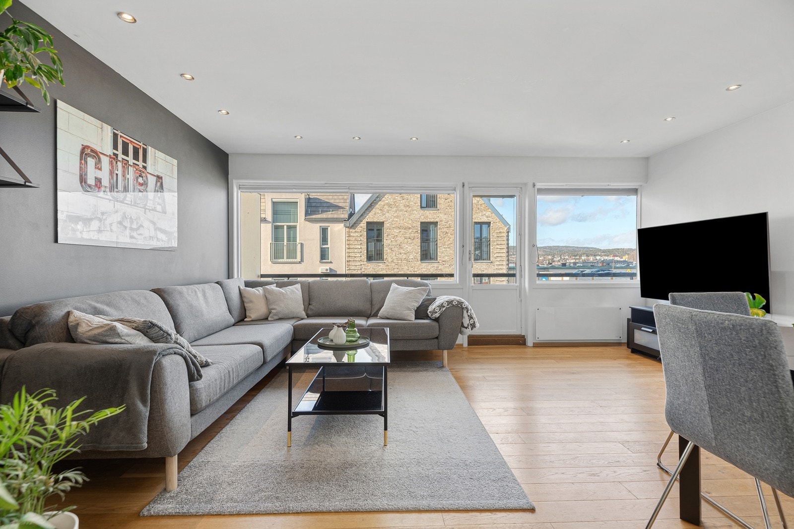 Attraktiv 2-roms - Ingen dok.avgift! - Ettermiddag- og kveldssol - ligger høyt i 5 etasje - Nærhet til "alt"! Galleribilde