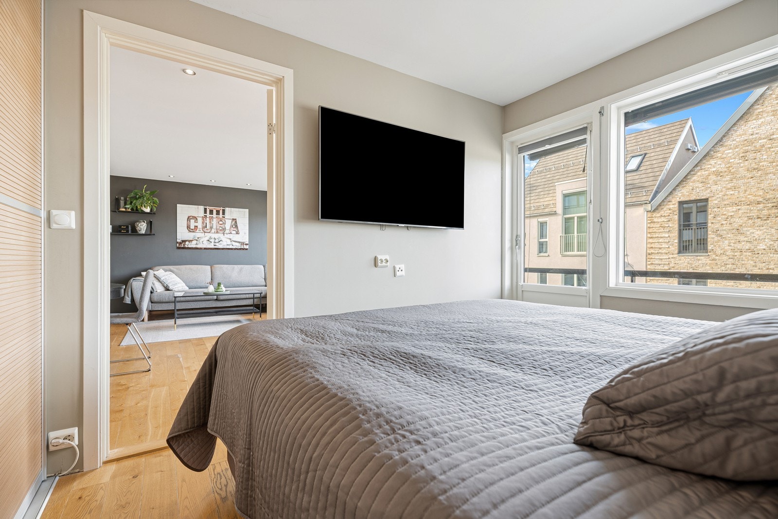 Det er god plass til oppbevaring i skyvedørsgarderobe Galleribilde