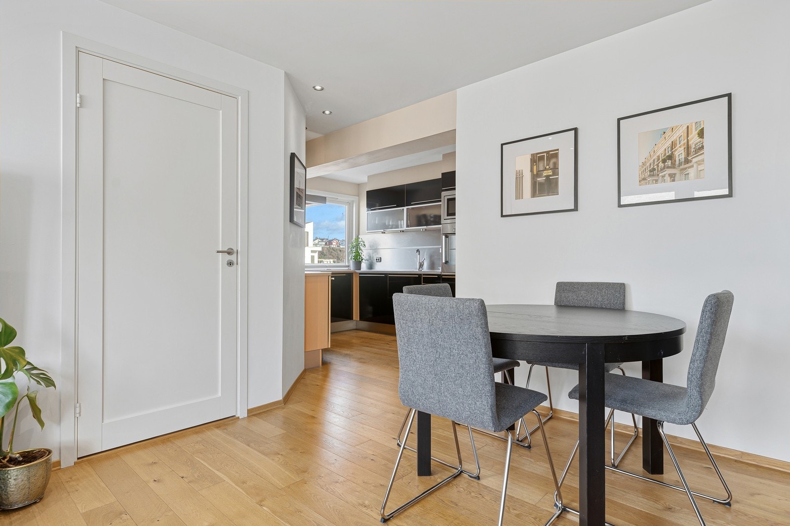 Det er god plass til spisegruppe med tilhørende møblement Galleribilde