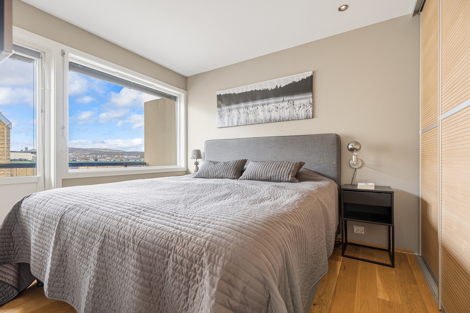 Flott soverom med god plass til dobbeltseng med tilhørende møblement Galleribilde