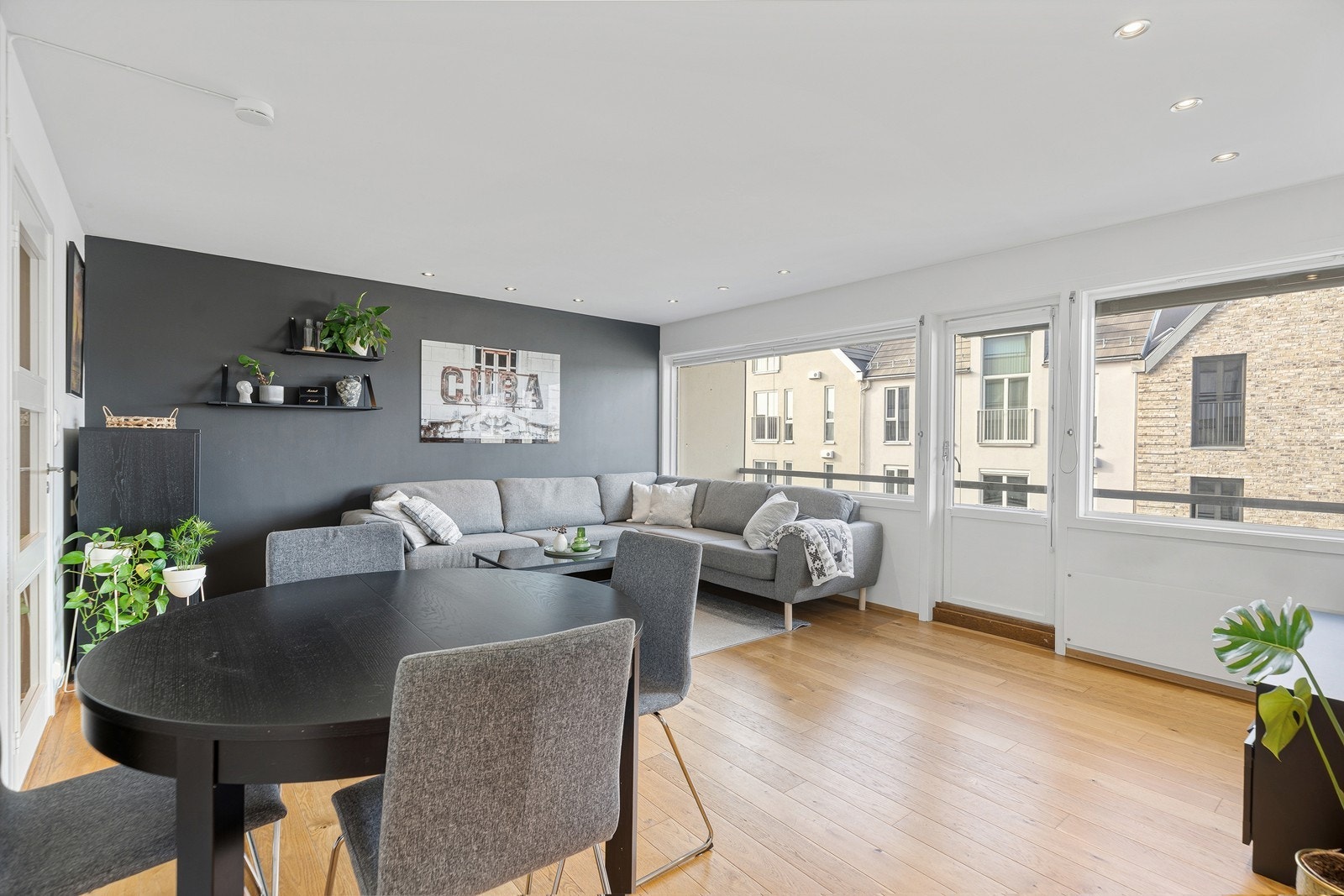 Stuen oppleves enkel å møblere med god plass til sofagruppe og spisegruppe Galleribilde